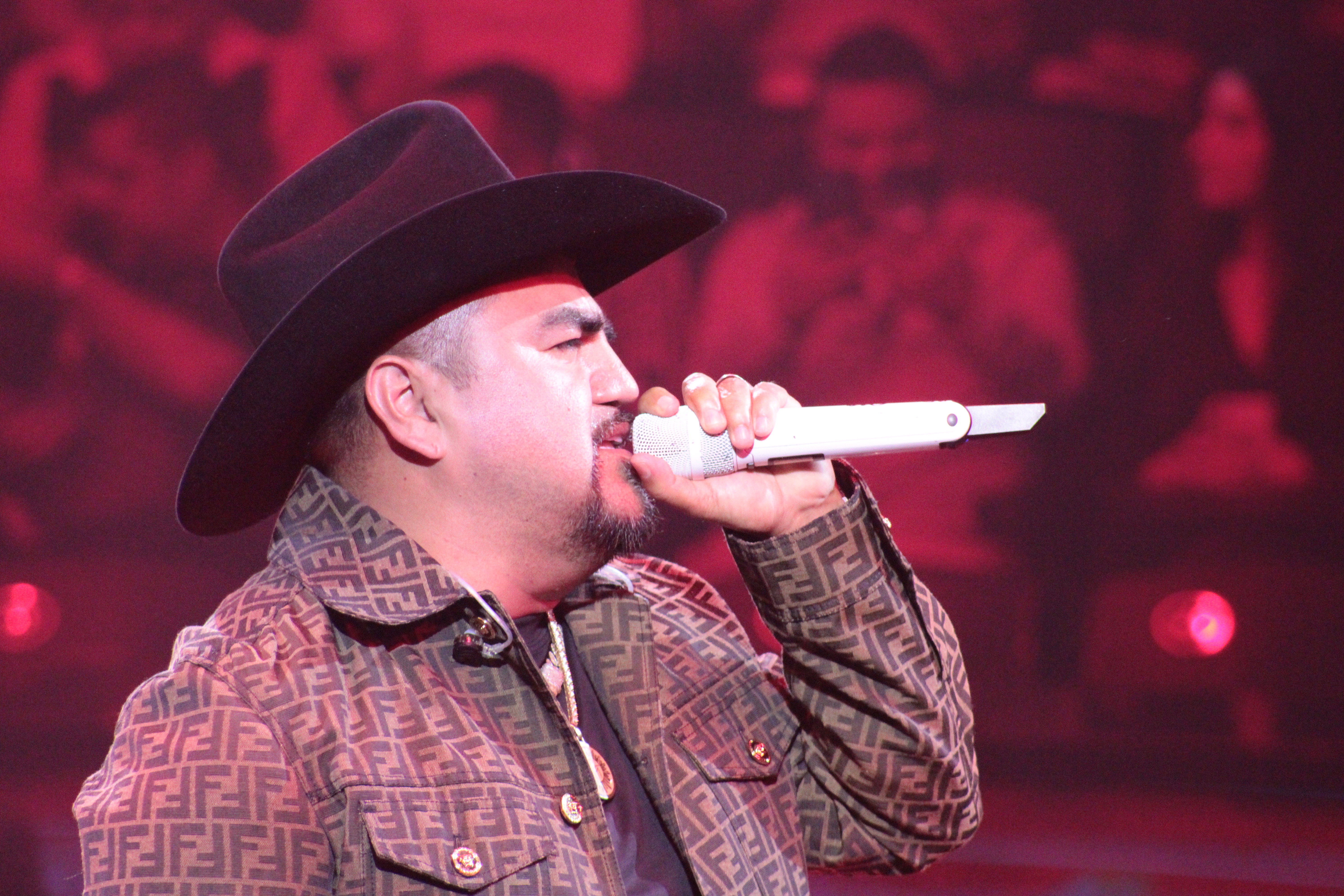 El Mimoso arrancó el concierto con “El rey de mil coronas”.