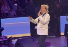 Cristian Castro abrió su concierto en el Domo Care con “Lloran las rosas”.