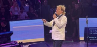 Cristian Castro abrió su concierto en el Domo Care con “Lloran las rosas”.