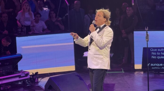 Cristian Castro abrió su concierto en el Domo Care con “Lloran las rosas”.