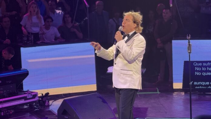 Cristian Castro abrió su concierto en el Domo Care con “Lloran las rosas”.