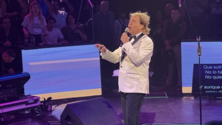Cristian Castro abrió su concierto en el Domo Care con “Lloran las rosas”.
