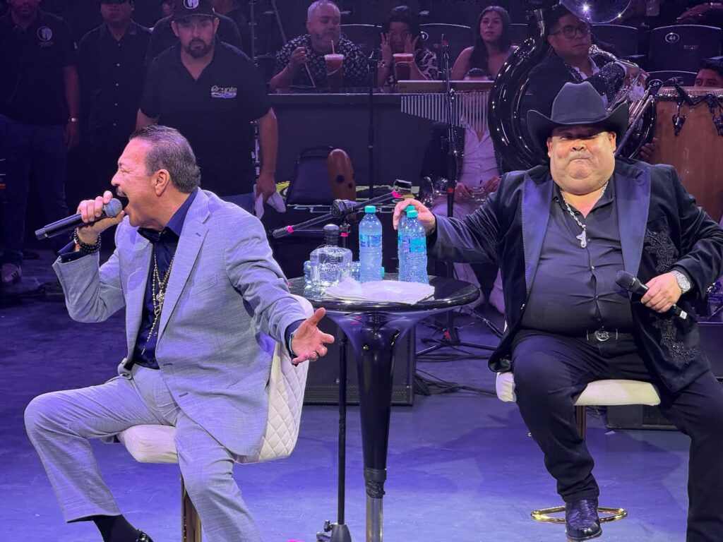 Julio Preciado y El Coyote sobre el redondel del Domo Care.