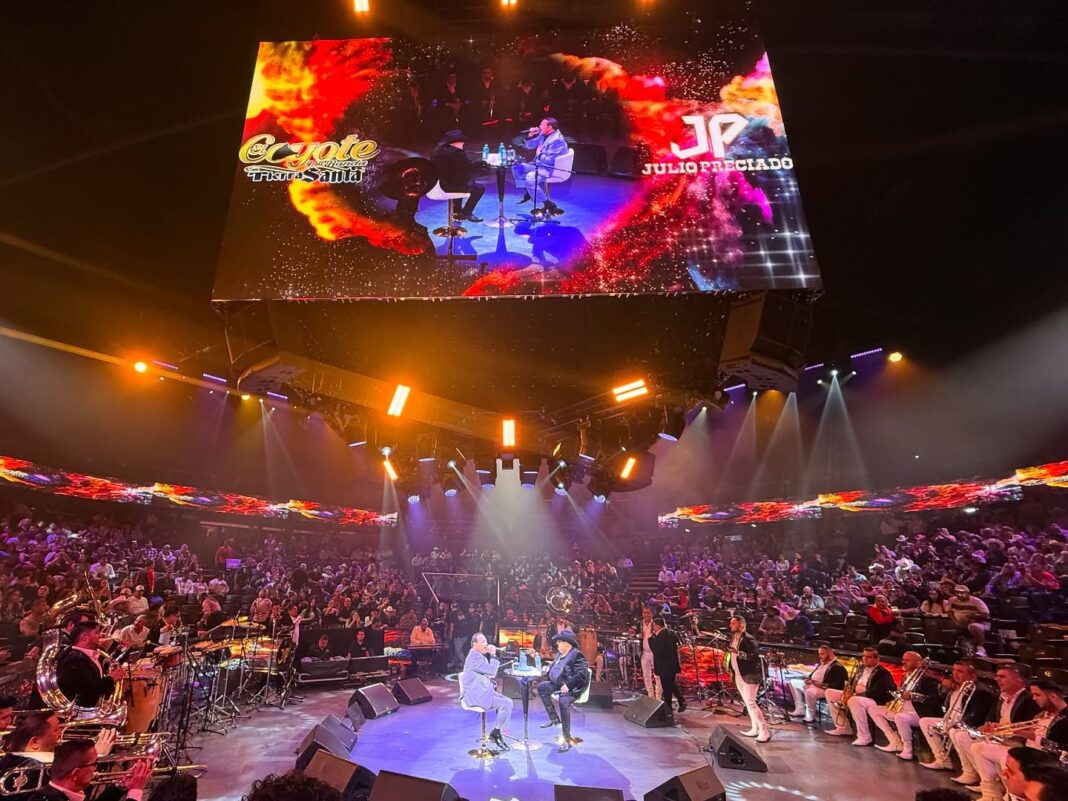 Julio Preciado y El Coyote sobre el redondel del Domo Care.