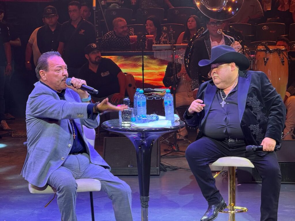 Julio Preciado y El Coyote sobre el redondel del Domo Care.