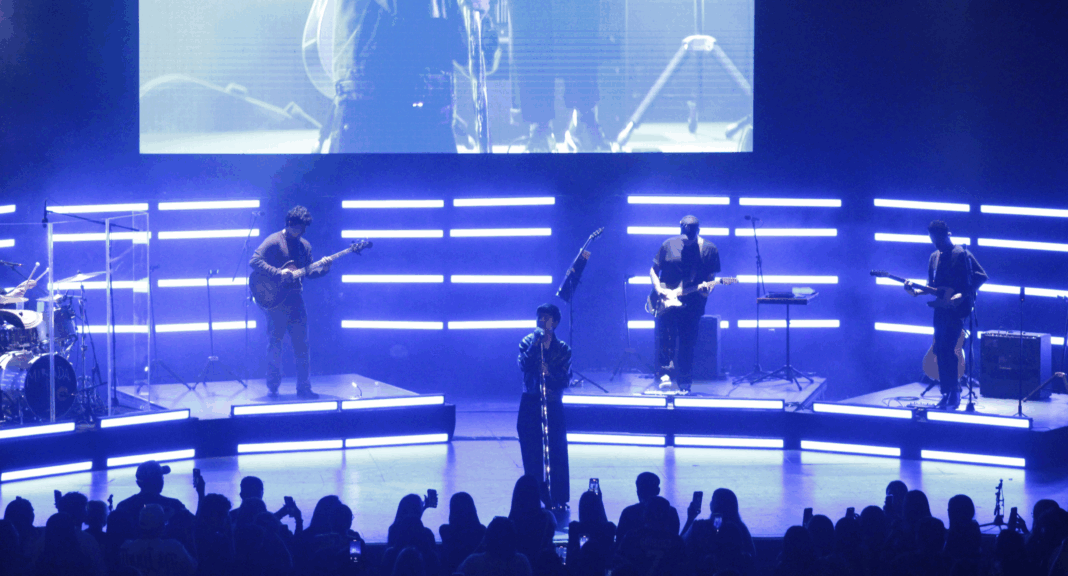 Iván Cornejo arrancó con “Atención” y marcó el tono de la noche.