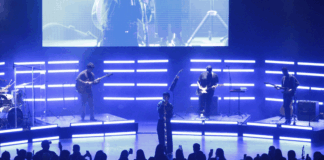 Iván Cornejo arrancó con “Atención” y marcó el tono de la noche.