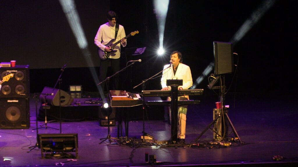 Los Mier arrancaron el concierto con “Ámame” y “La Coloreteada”.