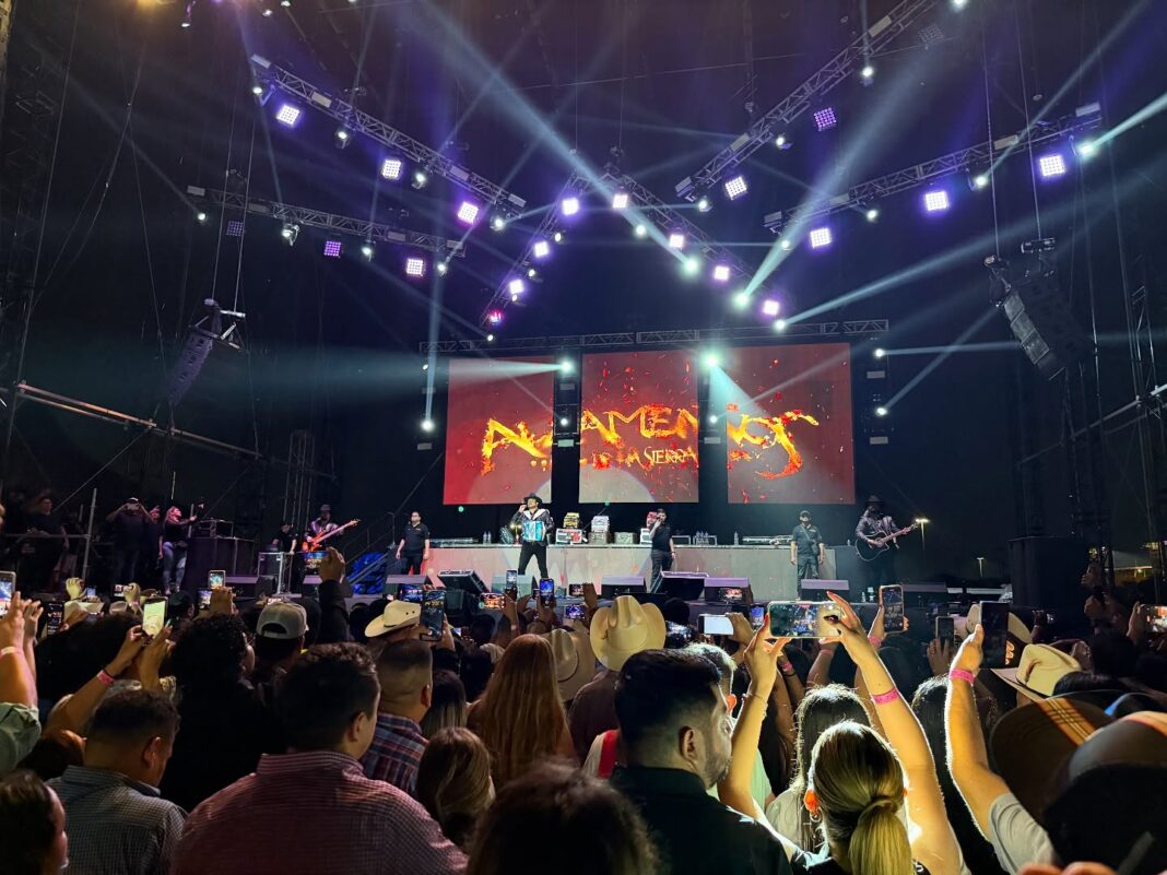 Los Alameños cerraron con sus éxitos más reconocidos en el Walmar Park