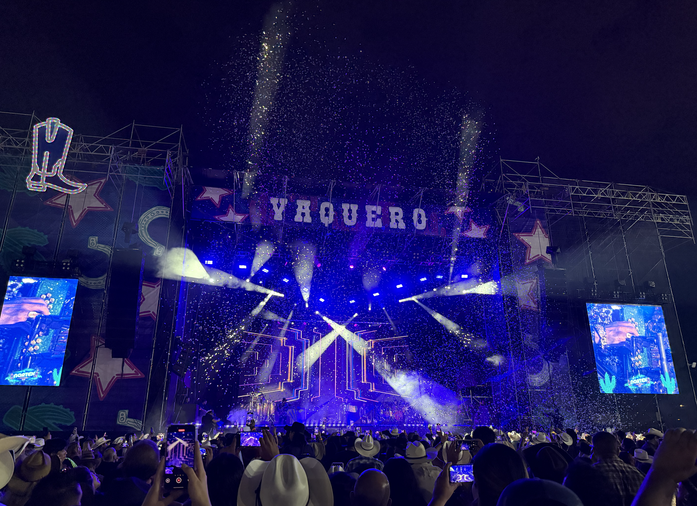 El público bailando bajo la lluvia en Expo Guadalupe durante el Nortex 2025.