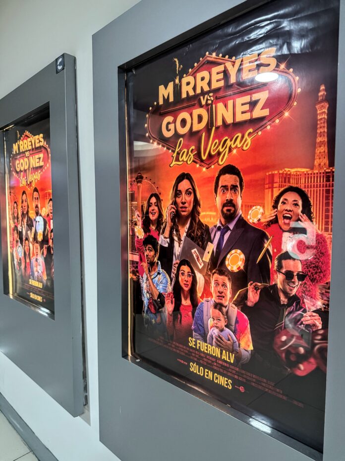 El elenco de Mirreyes vs Godínez, en su aventura más excéntrica.