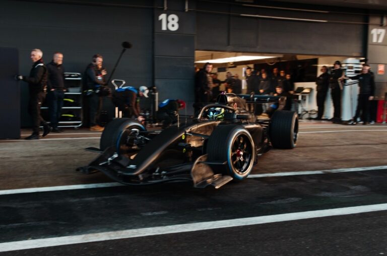 Antonelli se impone en Barcelona; Checo regresa con Cadillac
