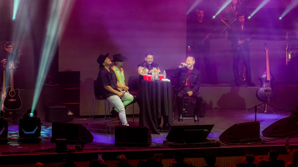 Más que un concierto fue una noche de amigos, encabezada por El Flaco