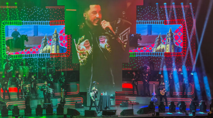 Luis Ángel “El Flaco” abrió su show con “El sinaloense”.