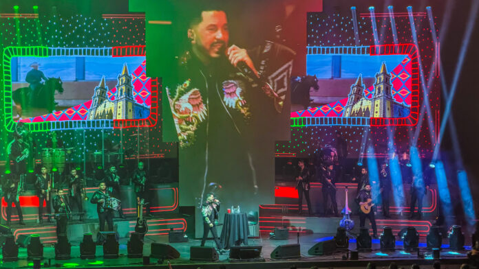 Luis Ángel “El Flaco” abrió su show con “El sinaloense”.