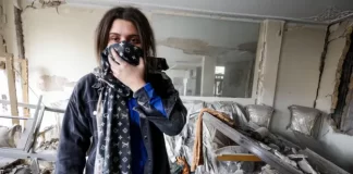 Jóvenes en Irán intentan vivir pese a misiles y bombardeos