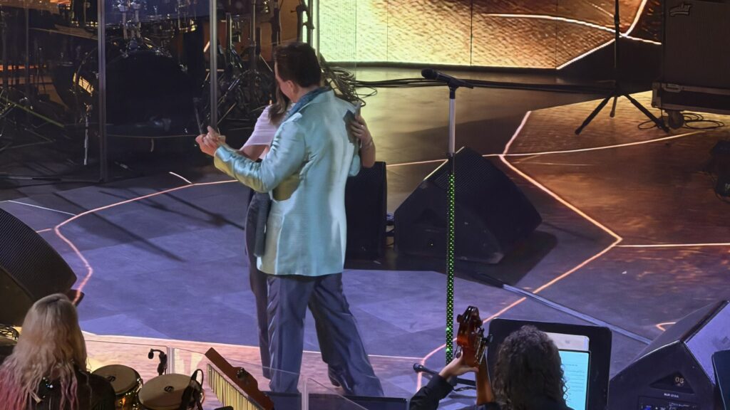 Cristian sorprendió a una seguidora al invitarla a bailar un vals mientras sonaban los acordes de "Lo mejor de mí".