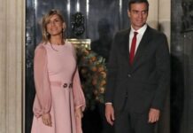 Acusan de corrupción a esposa de Sánchez