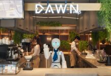 Robots manejados por personas con discapacidad atienden clientes en cafetería japonesa