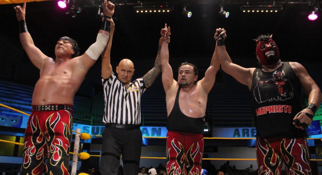 Los Infernales ganan tras despojar de la máscara a Hechicero