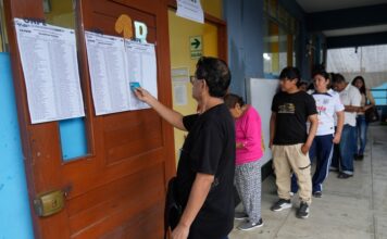 Fujimori y López Aliaga encabezan votación presidencial en Perú