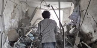 Músico iraní conmueve al tocar entre los escombros de su escuela en Teherán