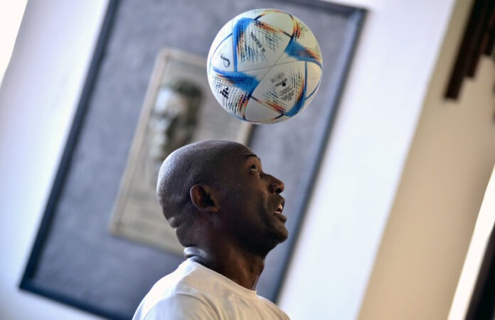 Cubano rompe récord mundial de toques de balón y supera marca mexicana