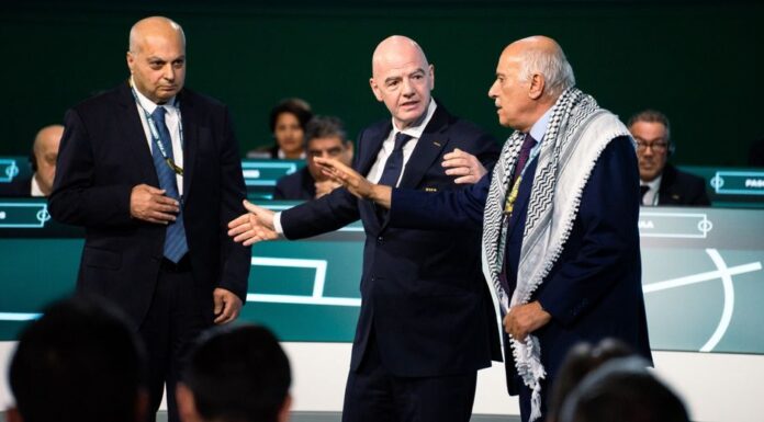 Tensión en FIFA: dirigente Palestino rechaza saludo Israelí