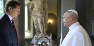 Papa León XIV se sienta al volante del primer Ferrari eléctrico