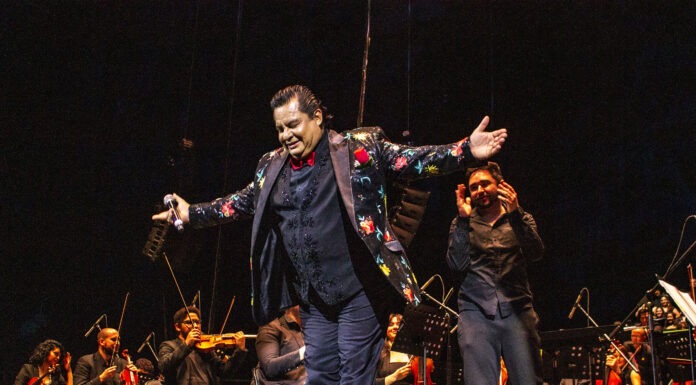“EL DIVO” convirtió la Arena Monterrey en un enorme coro celebrando el legado de Juan Gabriel