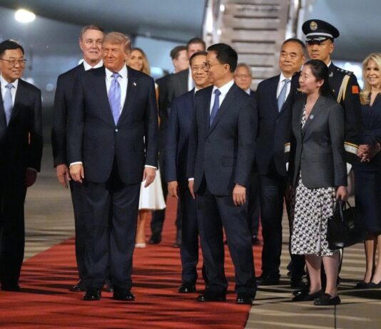 Trump llega a China acompañado de Musk y directivos tecnológicos