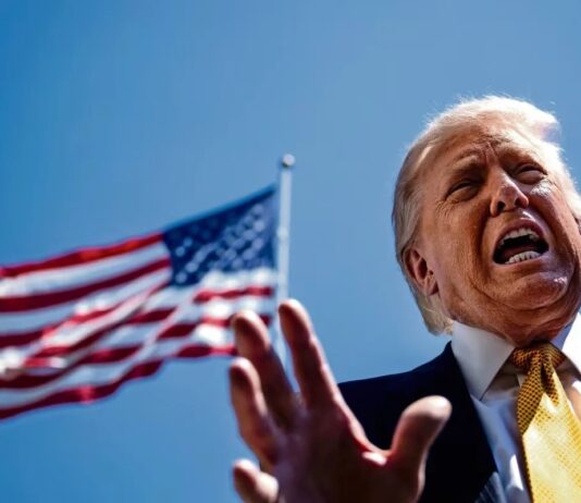 Acusan a Trump de usar recursos federales para beneficiar a aliados políticos