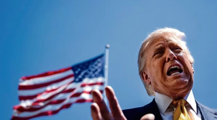 Acusan a Trump de usar recursos federales para beneficiar a aliados políticos