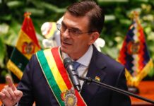 Presidente de Bolivia descarta renunciar y anuncia diálogo nacional