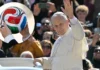 Papa recibe un balón de los embajadores de México, EUA y Canadá por Mundial