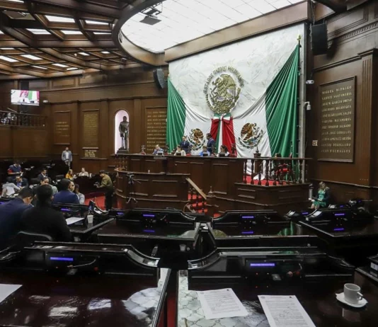 Abren investigación por narcocorrido en Congreso de Michoacán; diputado se disculpa