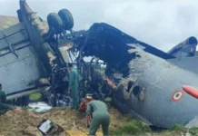 Mueren cinco militares tras desplome de avión en India