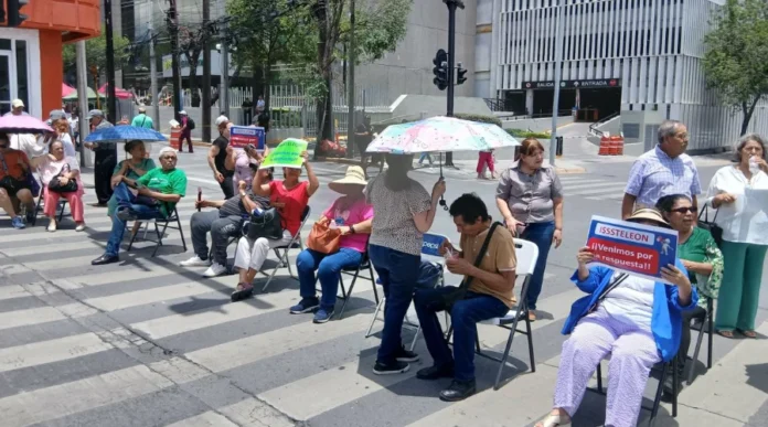 Bloquean-jubilados-del-Isssteleon-avenidas-del-centro-de-Monterrey-colapsan-vialidad