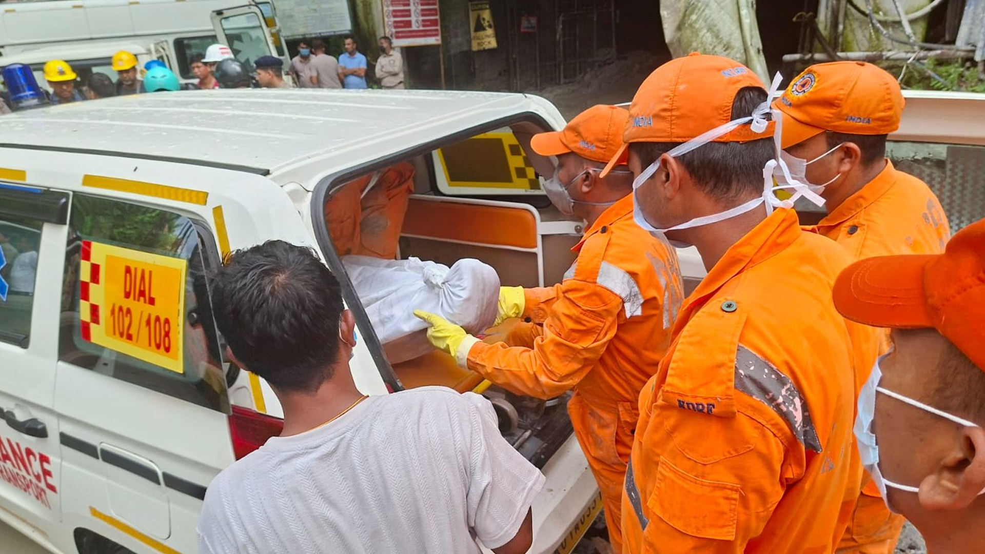 Explosión en túnel de la India avanza