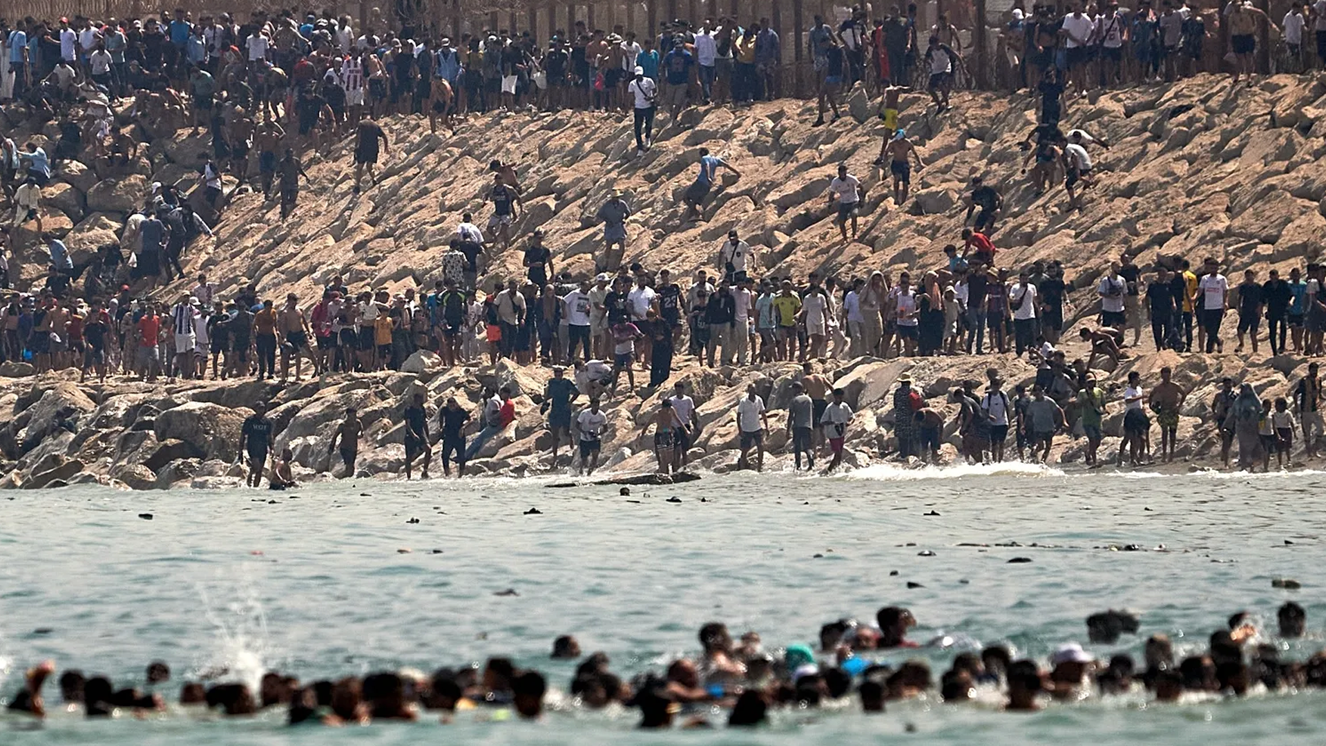 Migrantes llegan masivamente a Ceuta