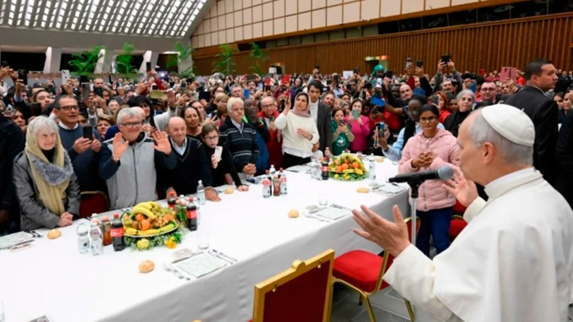 Papa comparte mesa solidaria