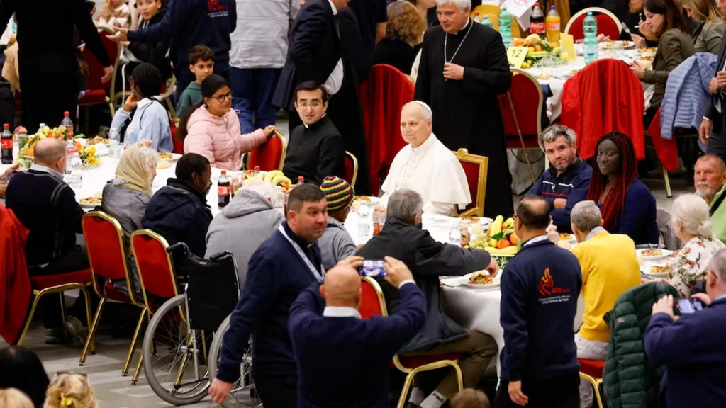 El Papa en un almuerzo con migrantes y pobres
