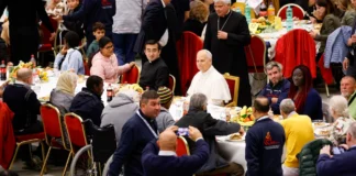 El Papa en un almuerzo con migrantes y pobres