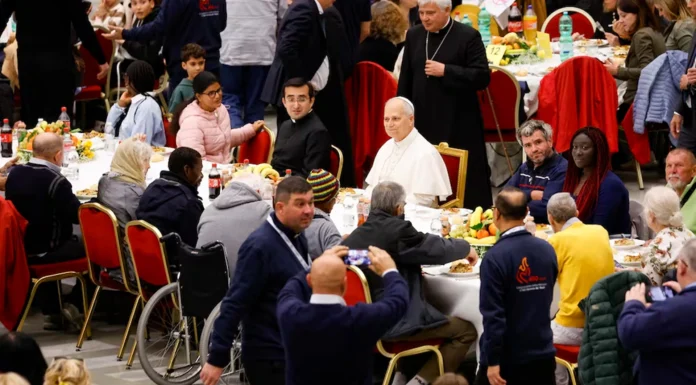 El Papa en un almuerzo con migrantes y pobres