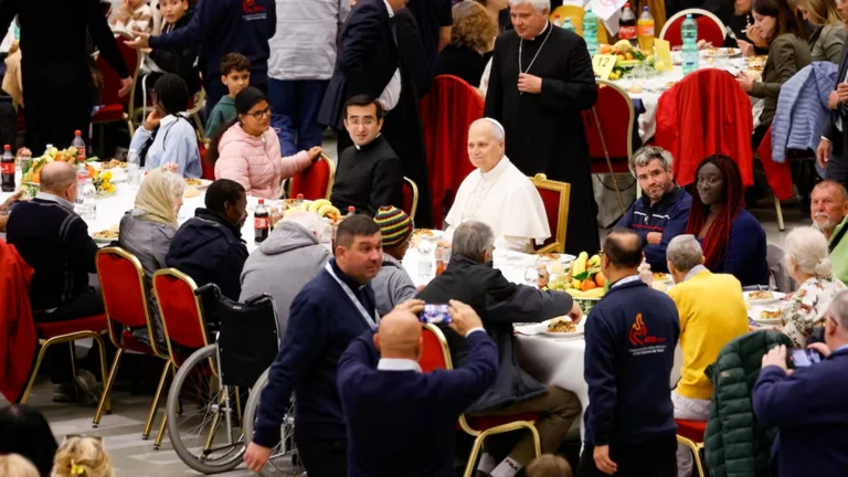 El Papa en un almuerzo con migrantes y pobres