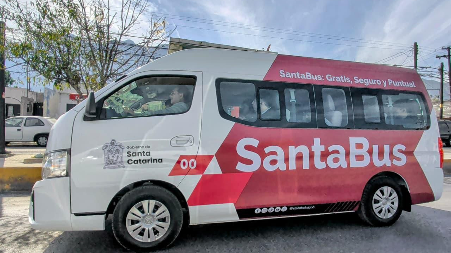Estudiantes utilizan SantaBus gratuito