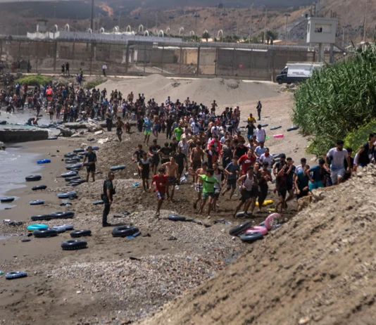 Ceuta enfrenta llegada de casi 49 mil migrantes desde Marruecos