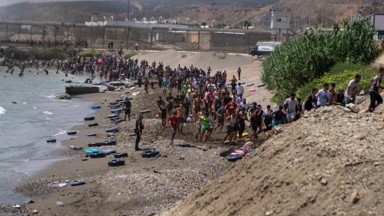 Ceuta enfrenta llegada de casi 49 mil migrantes desde Marruecos
