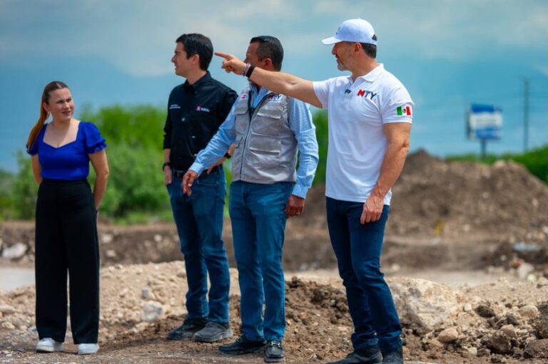 El Alcalde de Monterrey, Adrián de la Garza, en compañia de autoridades municipales, supervisan el avance de la obra.