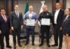 Monterrey recibe reconocimiento de la FIFA por seguridad El Alcalde de Monterrey, Adrián de la Garza y autoridades de seguridad municipales y de la FIFA.